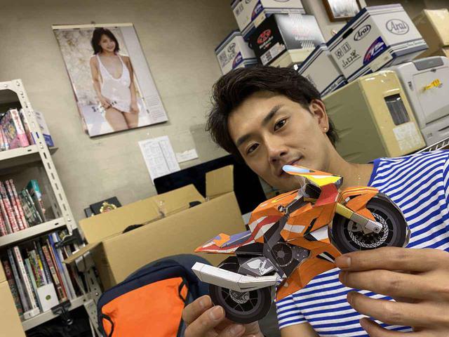 画像: ドラマ「今日から俺は!!」のパンチパーマ(開久高校小野守役)も務めた、俳優の小野塚雅人も編集部でチャレンジ! こちらも「ホワイト」をベースに、ポスカで塗装。作る前は「ステッカーチューンしたい」と意気込んでいたのですが、最終的に「もういいかな」ということで断念(笑)。後ろに貼ってあるのは、平嶋夏海さんのカレンダーです。これは…アマゾンで買えるのかな?