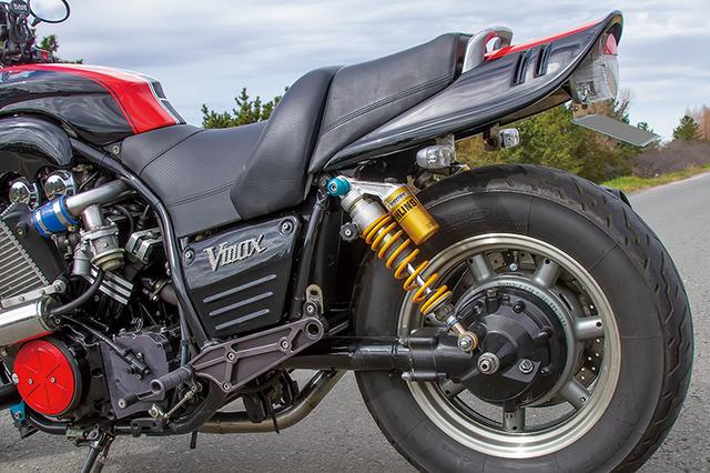 画像: 15インチホイールやシャフトドライブカバー/シャフトなどのリヤまわりも、ロイヤルスターからの流用。ステップはエスパーによるオリジナルパーツだ。