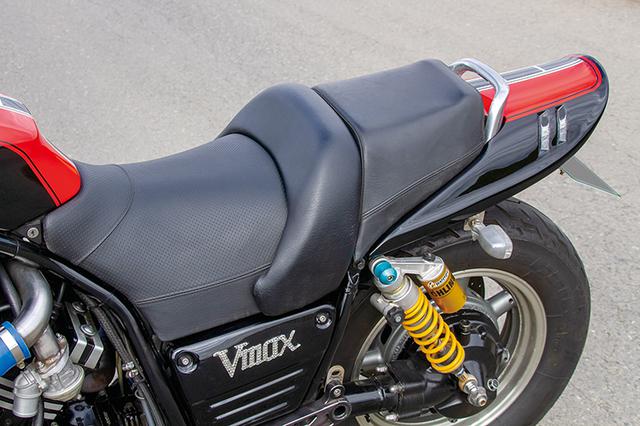 画像: シート下に置かれる燃料タンクはVmax1200のノーマル。外装上面にはヤマハ・ストロボラインをアレンジ。テールカウルはアクティブ製をチョイス。