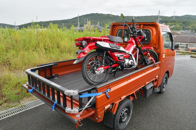画像: カブなら2台積んで、さらに荷物いれたコンテナも載せることができるね。二人で遠征いけるぞ。