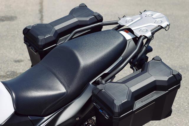 画像: オンロードバイクのようなホールド性の高いシート形状で、クッション厚も硬質。長距離も疲れず快適だ。
