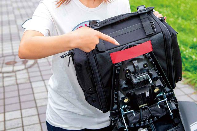 画像: シート後端をバッグ底面のベルトに挿し込んで前方向へのズレを防止。実際はシートを外さなくても挿し込めるので着脱の手間はほとんど増えない。
