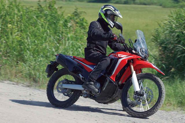 画像: Honda CRF250 RALLY エンジン形式:水冷4ストDOHC4バルブ単気筒/249cc シート高:895mm(Type LDは830mm) 車両重量:157kg(Type LDは156kg) タイヤサイズ(前・後):3.00-21 51P・120/80-18M/C 62P 最低地上高:270mm(Type LDは205kg) メーカー希望小売価格:税込71万5000円