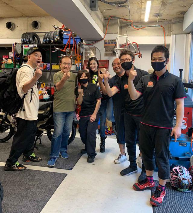 画像: ※編集部注 小山内店長は立てる指を間違えたため、モザイク処理しております(笑)