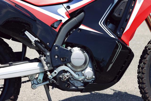 画像: 高回転域までスムーズに吹け上がるDOHC4バルブエンジンは、カウルでガードされる。