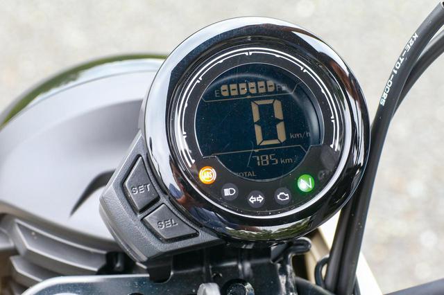 画像: モンキー125のものに近い丸形ケースを採用した反転表示のデジタルメーター。燃料計とツイントリップを表示する多機能タイプだ。