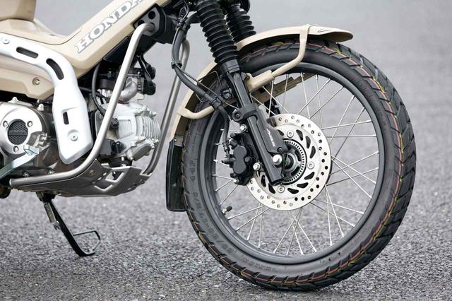 画像: ブレーキにはC125同様ディスクを採用。フロントのみの1チャンネルABSも搭載。エンジンを守るスキッドプレートも標準装備。