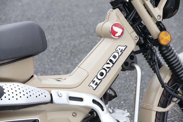 画像: ダウンチューブカバー部分の「HONDA」ロゴや、ウイングマークバッジなど、往年のハンターカブへのオマージュを感じさせる。