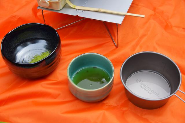 画像: 茶杓で二杯分ほどお茶の粉を入れます。そしたら熱湯を70ccほど注ぎます。