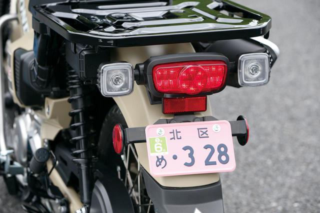 画像: LEDテールランプはCB1100用のものに近いデザイン。LEDウインカーはクリアレンズの角形ユニットを採用している。