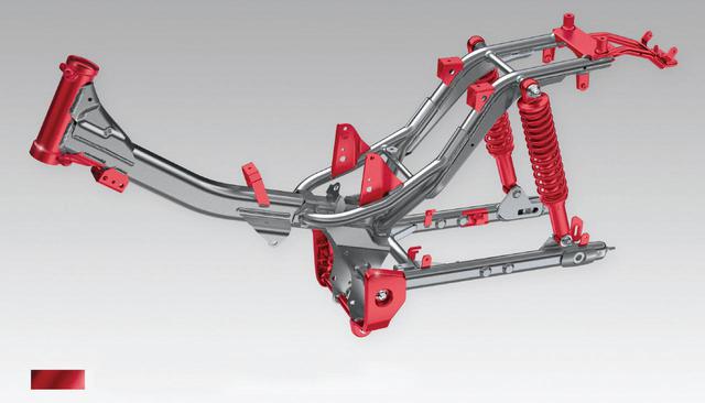 画像: 赤い部分がC125からの変更ポイント。C125用をベースにリアフレームを延長し、ピボットプレートを補強。剛性バランスを見直している。
