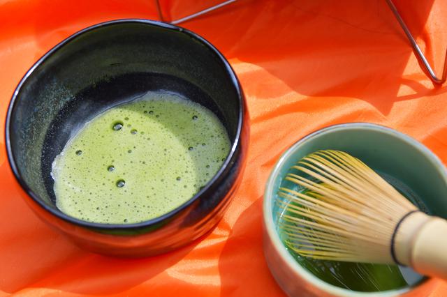 画像: あとは茶筅で良い感じに泡立つまでしゃかしゃかします。