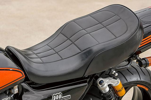 画像: シートはデイトナCOZYシートの“RCMコンセプト”。RCM用に作られたフォルムを追求しつつ、COZYシートの持つ内部ウレタン特性を組み合わせることで、ライディング時の座り心地や疲労低減も実現したコラボレート製品だ。