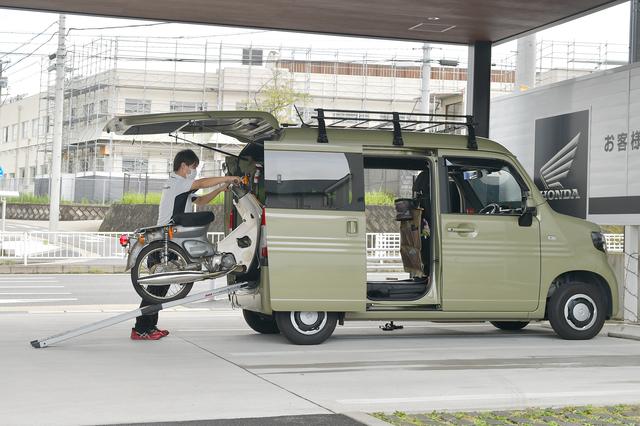 画像: そうそう、積み込みモデルはホンダドリーム名古屋守山店の伊藤店長さん。バイク好きで親しみやすい人柄が魅力。あ、210cmももちろん余裕でした。