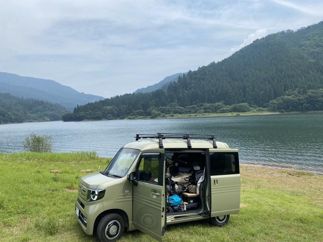画像: N-VANにハンターカブを積んでのキャンプの模様。それにしてもすごいシチュエーション。