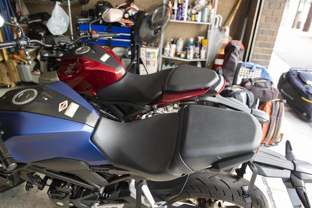 画像: ちなみに。中村先輩の普段の愛車はCB125R(写真奥)。今回はその兄貴分のCB250R。