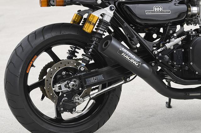 画像: リヤブレーキはブレンボキャスト2ピストンキャリパー+サンスターφ250mmディスク。マスターはニッシンφ14mmでサポート等はサンクチュアリー・メカニックブランド。リヤショックはオーリンズ・レジェンドツインだ。