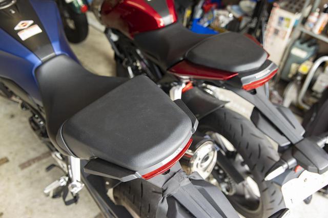 画像: リアシートの座面はCB250Rの方がひとまわり広い。「知らなかった! これならラクショーだ!」と中村先輩は大興奮。