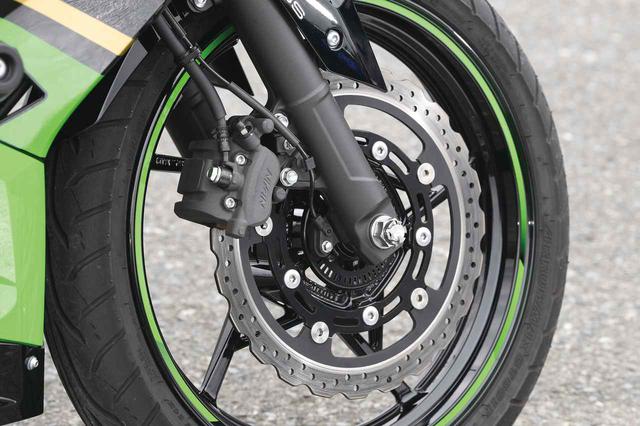 画像: ブレーキはNinja ZX-14Rと同径のφ310㎜ローター。フォークも400㏄クラス並みのφ41㎜サイズを持つ正立式。