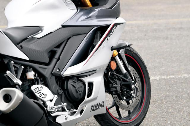 画像: YZF-Rシリーズ共通のレイヤードカウルを採用し、カウル内の発熱を効率よく排出。センターカウルにウィングレットつき。