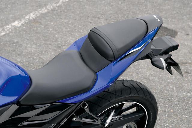 画像: シートクッションの厚みも今回試乗したモデル中ナンバー1かも。リアシート裏に荷かけコード用フラップ、ヘルメットホルダー内蔵。