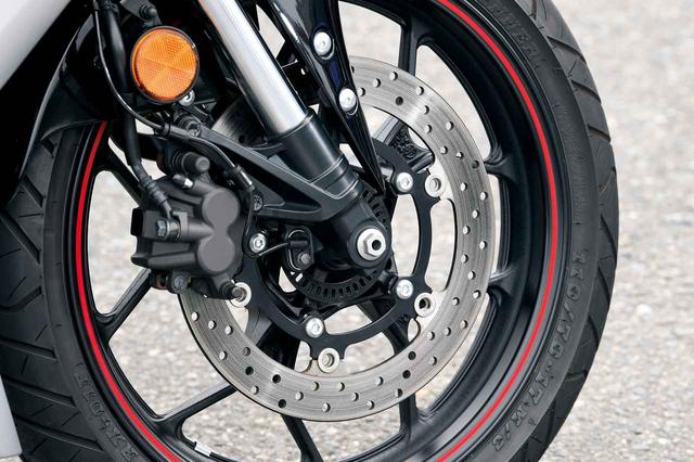 画像: YZF-R25はABSの有無を選択可能(価格差は4万5000円+税)。倒立フォークはφ37㎜、キャリパーは2ピストン。
