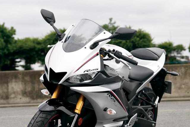 画像: デュアルヘッドライトはLEDを採用。センターにM字型エアダクトを持つのも、ヤマハMotoGPマシンYZR-M1譲り。
