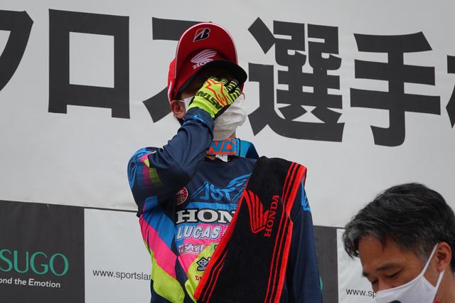 画像: 表彰台で涙を抑える川井選手。