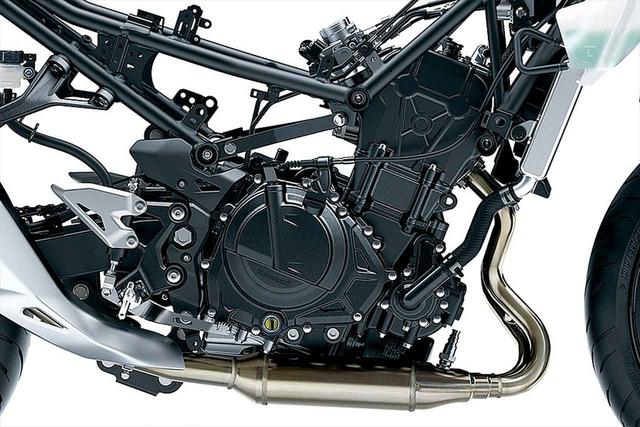 画像: 水冷ツインDOHC4バルブエンジンは20度の前傾角を持つダウンドラフト構造で、アシスト&スリッパークラッチを標準装備。