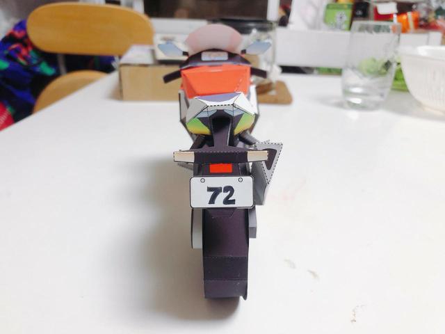 画像: ナンバープレートにもゼッケン「72」!