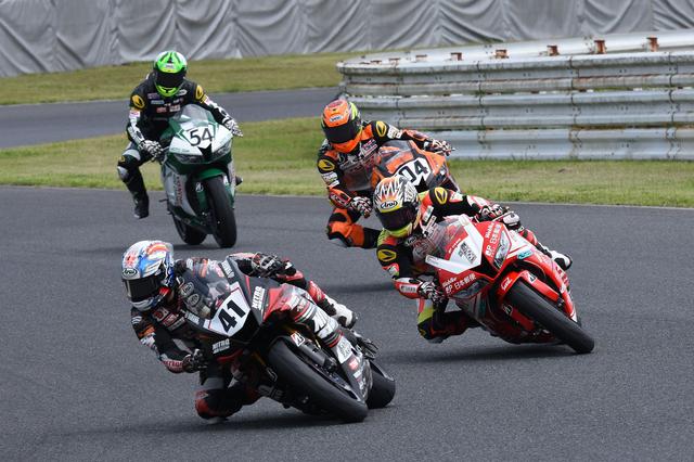 画像: レース中ずっと引っ張った41岡本