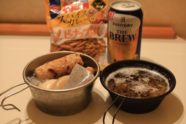 画像: 黒いカップかっこええええ。ビールのあてはキャンプで残っていたパックのおでんと柿ピー。