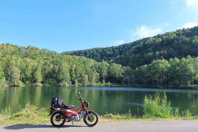 画像: 志賀草津道路沿線の木戸池。湖畔にバイクが寄せられて、しかも柵がない。ライダーにうってつけのフォトスポット。