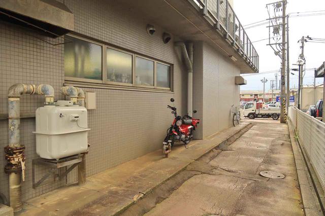 画像: ハンターカブは大柄に見えるけど原付二種。宿では、こういった隙間に駐めさせてもらえるから安心。
