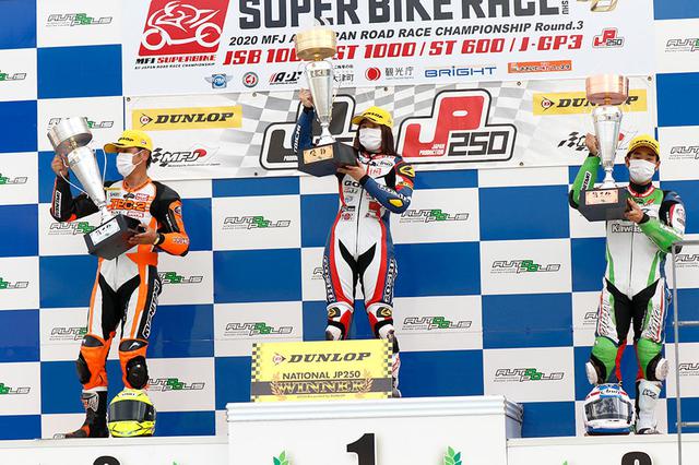 画像: 国内クラス表彰式は、左から古賀→梶山→山浦 前回ウィナーのNitro田中はクラス5位