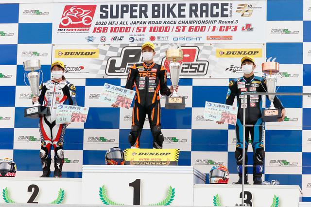 画像: 国際クラス表彰式 左から片山→笠井→中村 V2チャンプ笠井はこれで開幕から2連勝