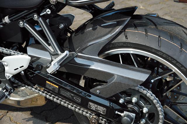 画像: 「カーボンリヤフェンダー Z900RS」はノーマルフェンダーより130mmロングの設定で、泥跳ねや水跳ねからの対汚れ効果を高めている。