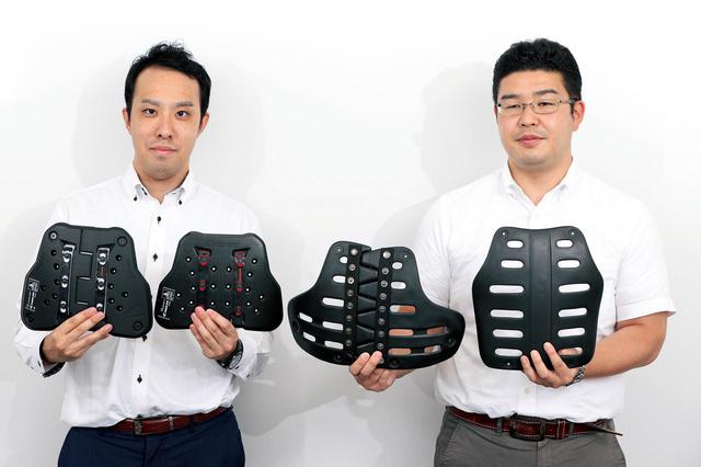 画像: 右から初期型ボディプロテクターと初期型セパレートタイプ。左側2つの最新型チェストプロテクターと比較すると、形もサイズも大きく異なる。