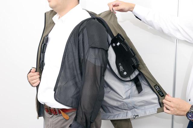画像: ウエアに標準装備されるインナープロテクターも進化。2020年春夏には着脱式インナーにプロテクターを装備したモデルが登場し、好評を博している。