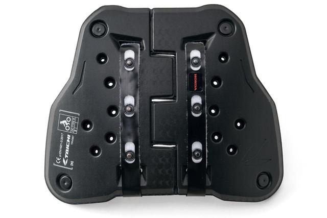 画像: テクセルセパレートチェスト プロテクター (ボタンタイプ) 【素材】プロテクター本体:シェル/ポリプロピレン 【サイズ】W270㎜×H220㎜ 【総重量】約250g 【税込価格】1万6820円