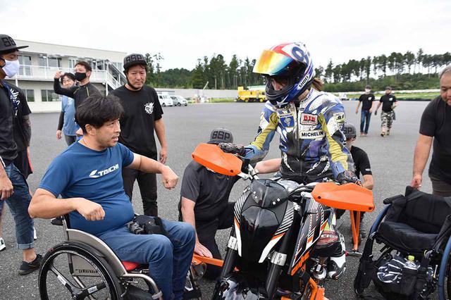 画像: 参加者それぞれが症状が異なるのだが、下半身不随の青木拓磨の走行のコツは今回の参加者にはすんなりと理解できたようで、アドバイスひとつで一気に走行が変わっていった。