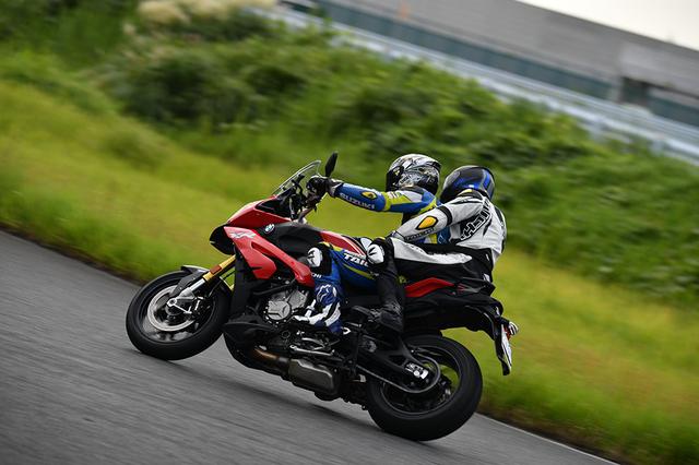 画像: 残念ながらコース走行がかなわなかったパラモトライダー2名を載せ、国内トップライダーによるコースタンデム走行が突然実現した。