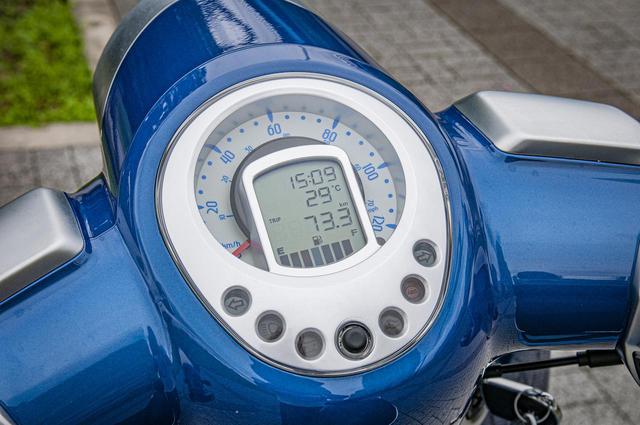 画像: 時計やガソリン残量計も備えた多機能メーター