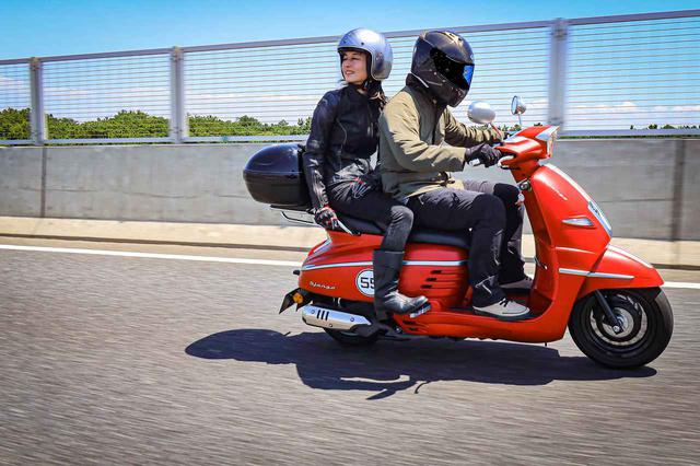 画像: コンパクトな車体でもゆとりのあるライディングポジション