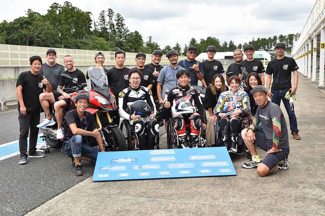 画像: ボランティアスタッフも交じっての記念撮影。2名のライダーの夢を実現するのに、これだけ多くのスタッフが参加する。これらスタッフがいてようやくこの走行会は成り立っている、のである。