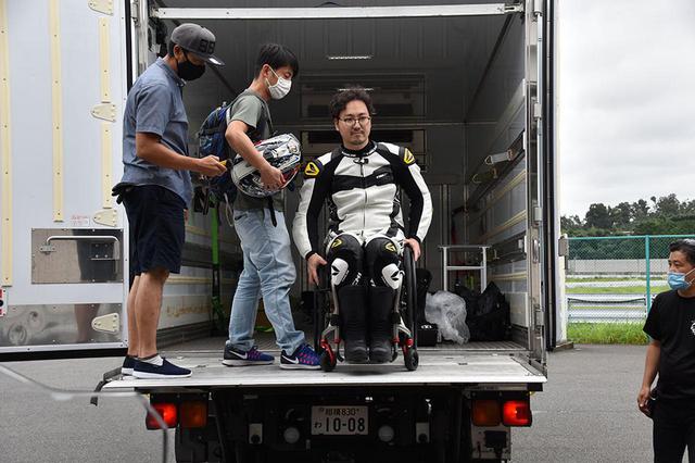 画像: 前回に引き続いて、関係者用休憩スペースとして使用できるよう冷凍庫付きトラックをレンタルして会場に用意。今回は参加ライダーの着替えスペースとしても有効に活用された。