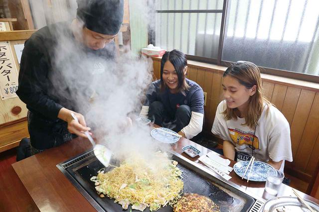 画像: 富士宮焼きそばは「市内の4つの製麺業者の蒸し麺を使って、焼く時の水は富士山の湧水を使うこと」という厳しい条件がある。水を注したときのスペクタクルさといったら!
