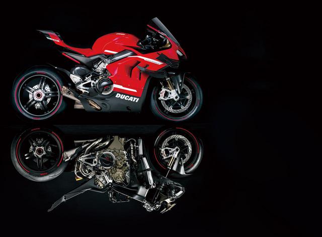 画像: DUCATI SUPERLEGGERA V4 総排気量:998cc エンジン形式:水冷4ストDOHC4バルブV型4気筒 最高出力:224PS/15250rpm(234PS/15500rpm) 最大トルク:11.8㎏-m/11750rpm(12.01㎏-m/11750rpm) 車両重量:159㎏(152.2㎏) ※( )内はレースキット装着時