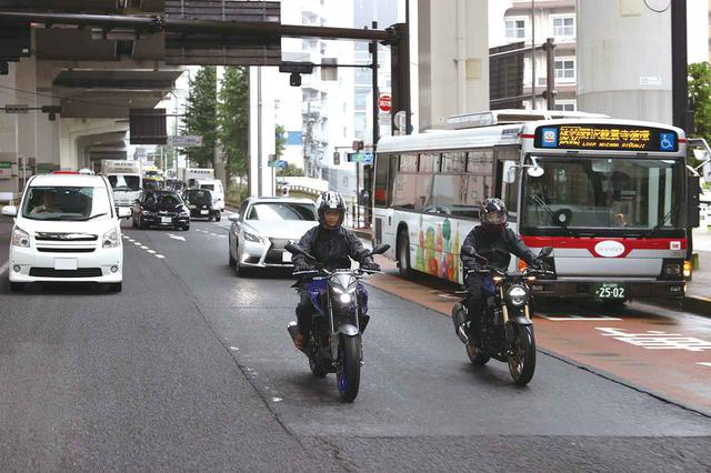 画像: 出発からしばらくは雨。雨で都内の渋滞、ってなかなかの苦行も250ccなら大丈夫♪