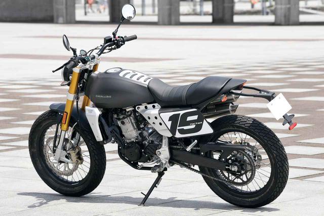 画像: ファンテック キャバレロ フラットトラック250 メーカー希望小売価格:税込91万円 ファンティック・キャバレロは500ラリー、スクランブラーとフラットトラックが125/250/500と7モデルを展開中。加藤さんのキャバレロは250フラットトラック。水冷4ストSOHC4バルブ単気筒は25PSを発揮。前後19インチホイールを履くストリートもイケるガチトラッカーだ。